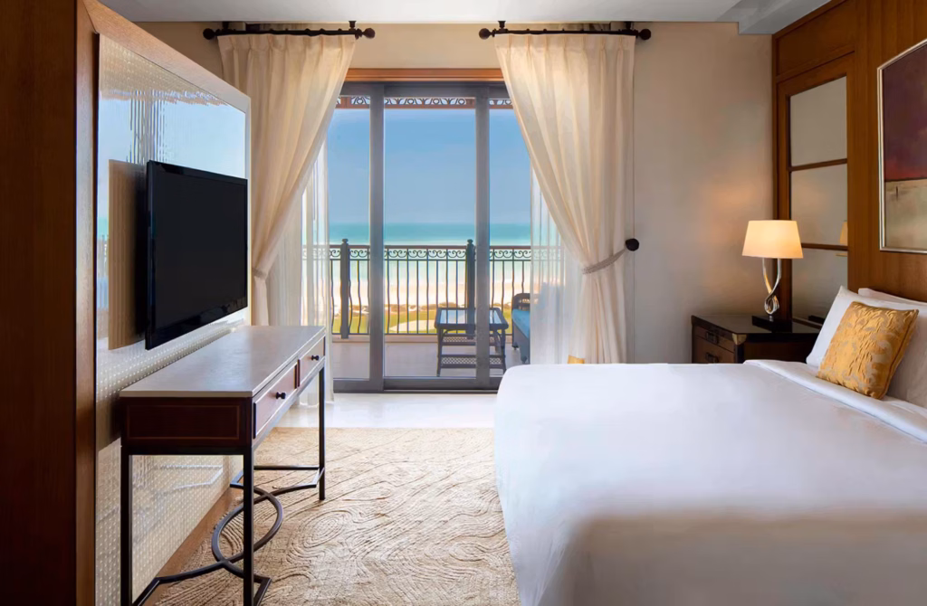 376 camere e suite, tutte con spazio esterno privato e St. Regis Butler Service, per scegliere tra il mare e i paesaggi dell’isola.