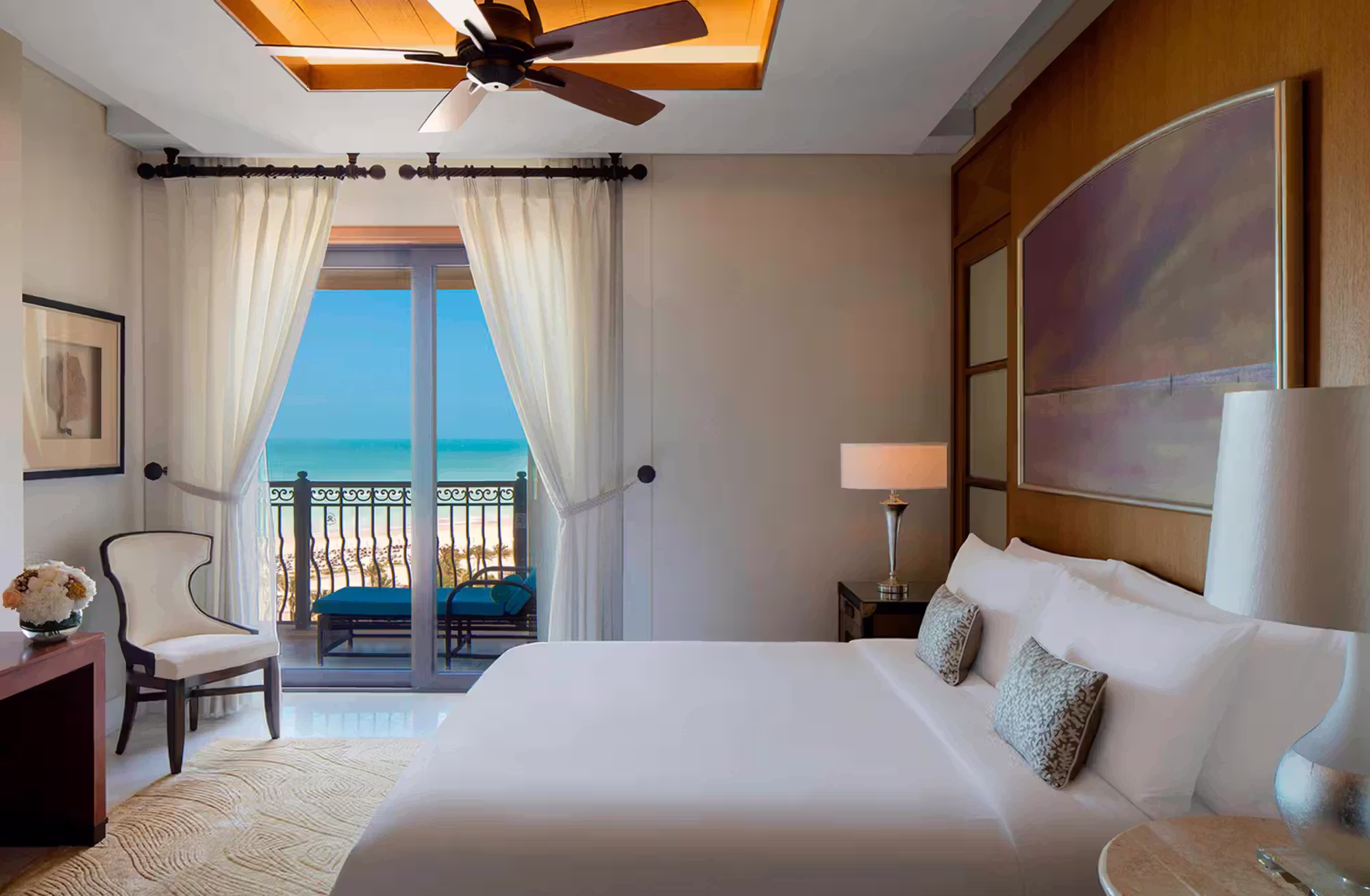 376 camere e suite, tutte con spazio esterno privato e St. Regis Butler Service, per scegliere tra il mare e i paesaggi dell’isola. — immagine 1