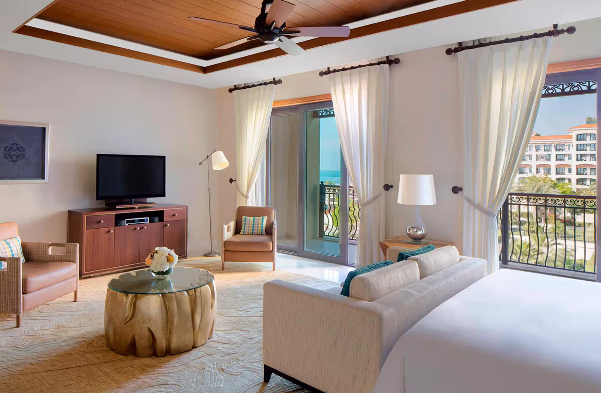 376 camere e suite, tutte con spazio esterno privato e St. Regis Butler Service, per scegliere tra il mare e i paesaggi dell’isola. — immagine 2
