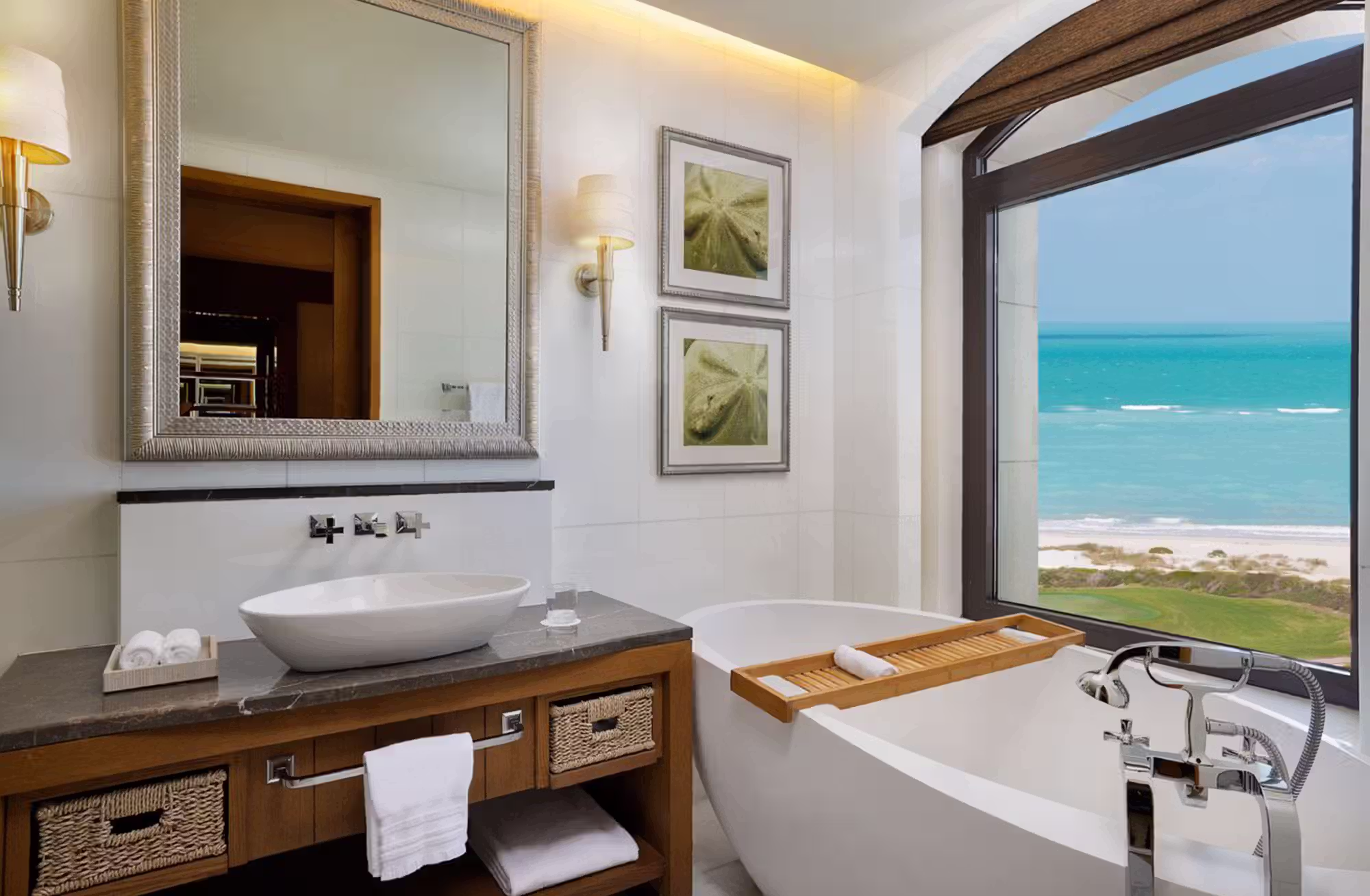 376 camere e suite, tutte con spazio esterno privato e St. Regis Butler Service, per scegliere tra il mare e i paesaggi dell’isola. — immagine 3