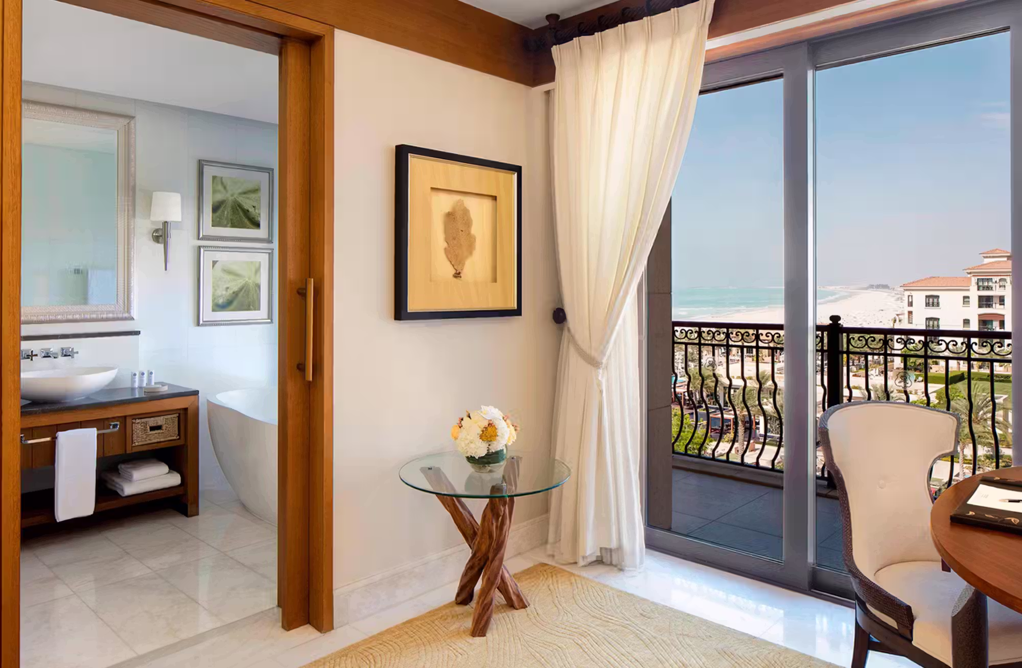 376 camere e suite, tutte con spazio esterno privato e St. Regis Butler Service, per scegliere tra il mare e i paesaggi dell’isola. — immagine 5