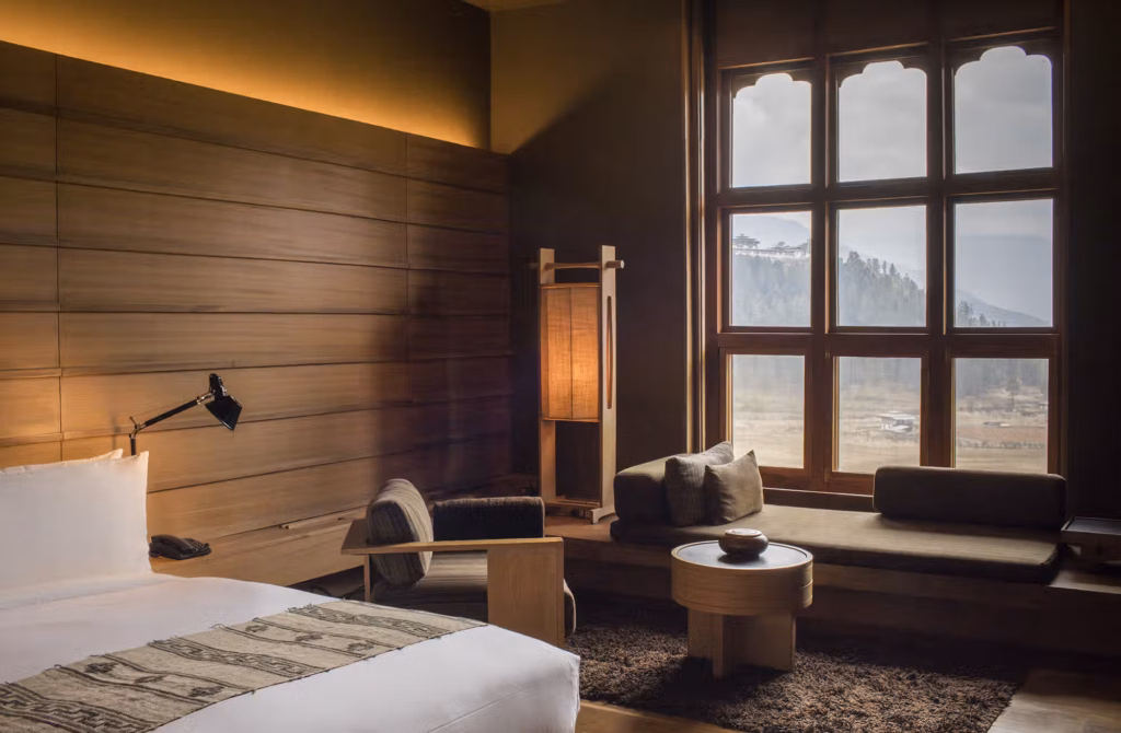 Il calore del legno, le stufe tradizionali e le grandi finestre sul paesaggio accompagnano ogni tappa, creando un senso di familiarità anche mentre cambia la valle.