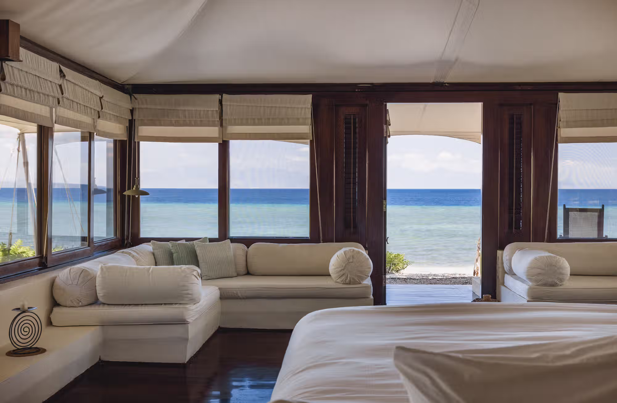 Sotto le ampie coperture in tela, legno e materiali naturali creano ambienti raccolti, mentre le terrazze private aprono lo sguardo sulla foresta o sulle acque del Mare di Flores. — immagine 2