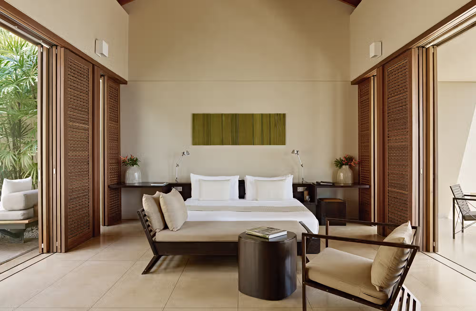 Grandi vetrate attraversano le suite da un lato all’altro, lasciando entrare la luce, le palme e l’oceano, mentre ogni sistemazione custodisce il proprio spazio esterno con plunge pool privata. — immagine 1
