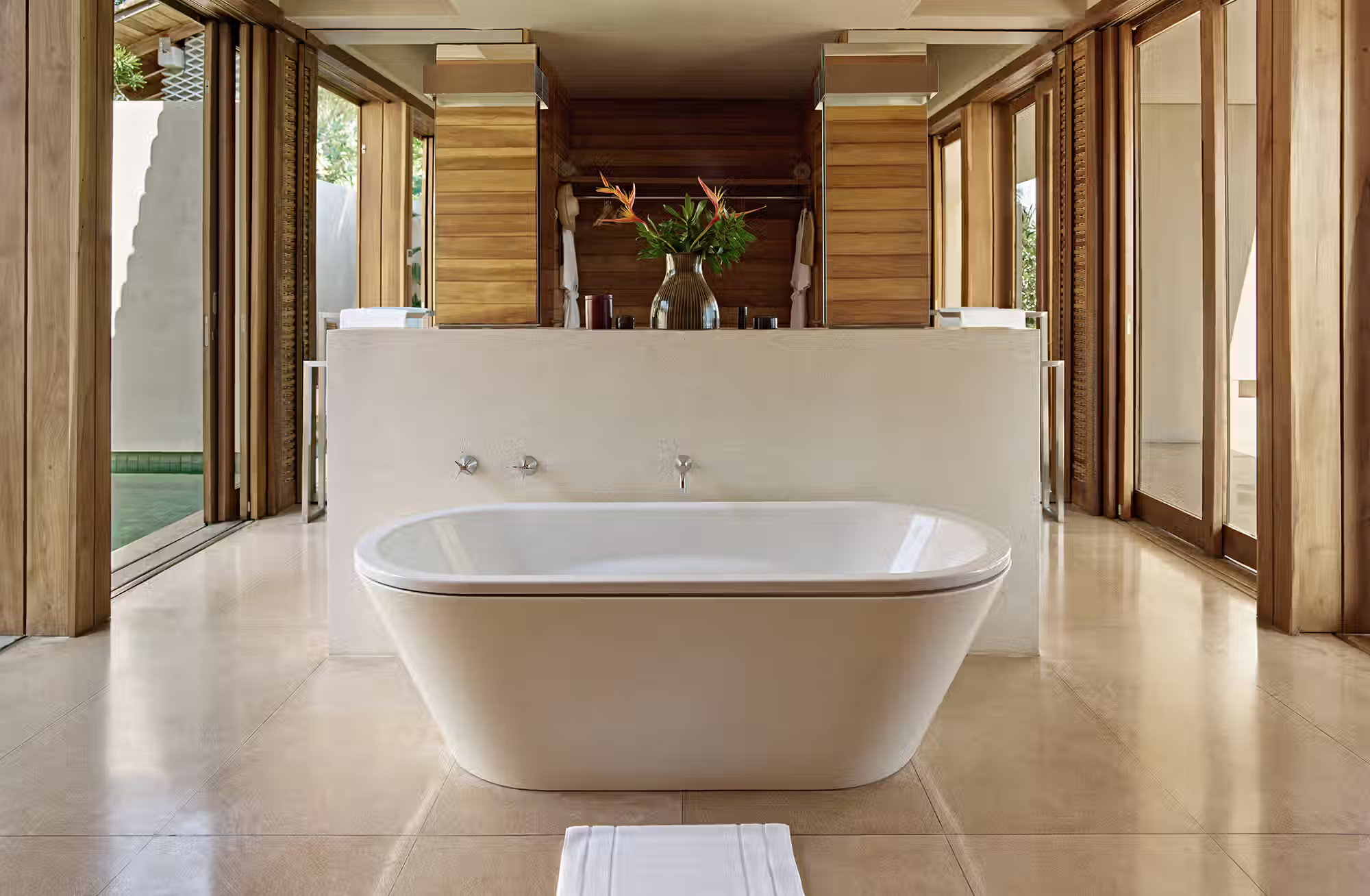 Grandi vetrate attraversano le suite da un lato all’altro, lasciando entrare la luce, le palme e l’oceano, mentre ogni sistemazione custodisce il proprio spazio esterno con plunge pool privata. — immagine 2