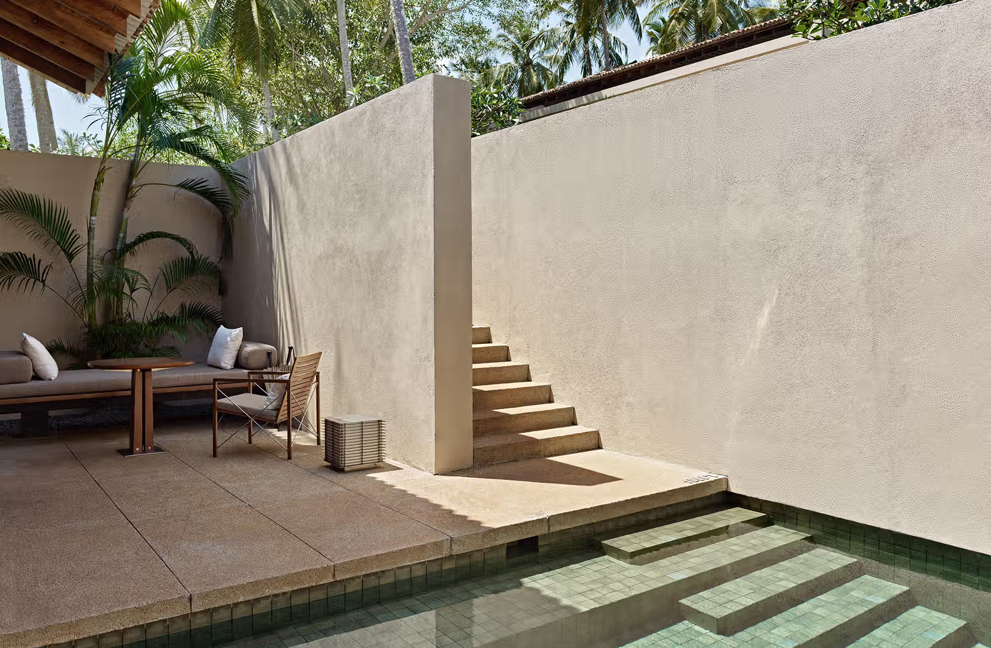 Grandi vetrate attraversano le suite da un lato all’altro, lasciando entrare la luce, le palme e l’oceano, mentre ogni sistemazione custodisce il proprio spazio esterno con plunge pool privata. — immagine 4